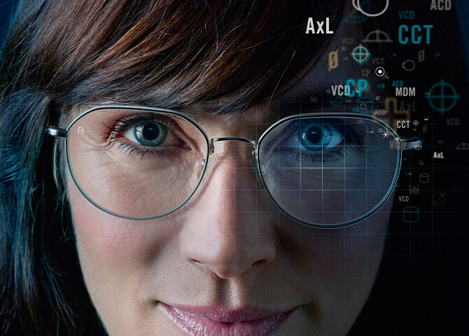 Frau mit Brille und Meßlinien Frau mit Brille und Meßlinien