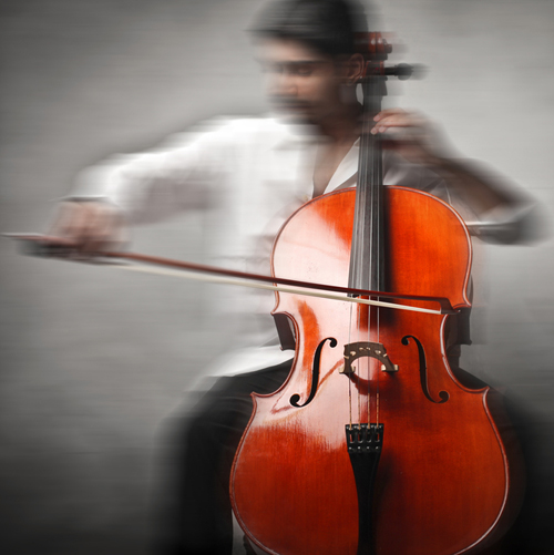 Mann spielt Cello