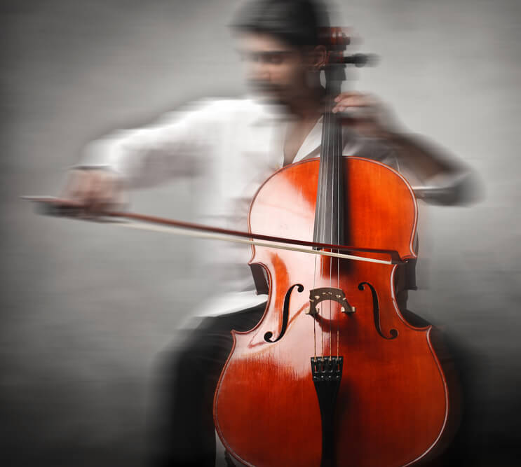 Mann spielt Cello