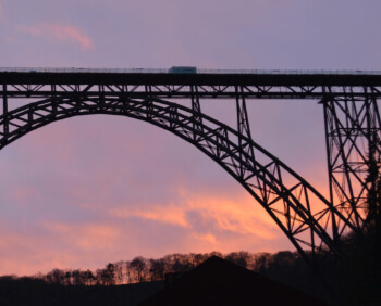 Müngstener Brücke vor rosa Abendhimmel