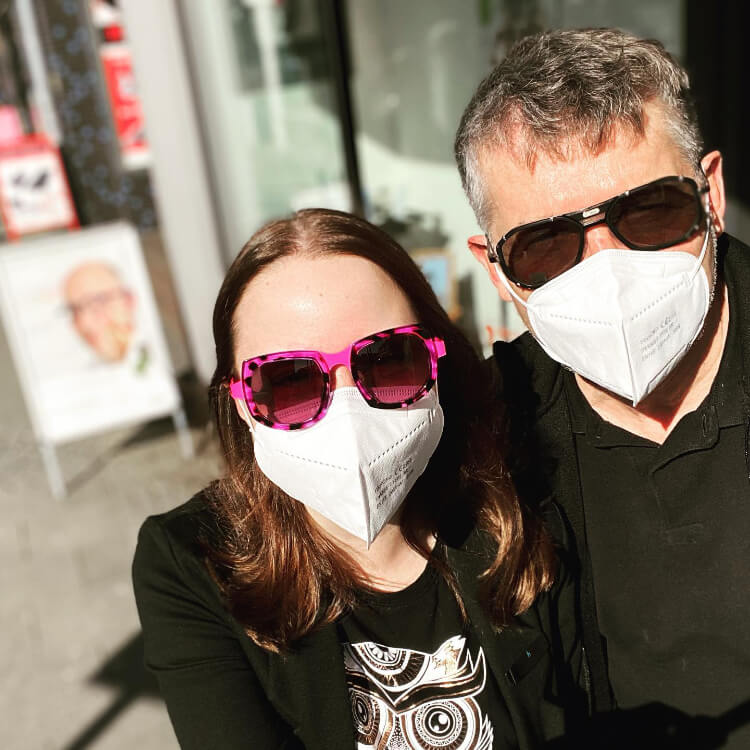 Mann und Frau mit Sonnenbrille und Maske