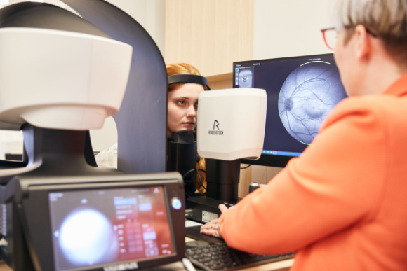 Augenscreening Tanja Natalizi macht ein Augenscreening bei einer Kundin