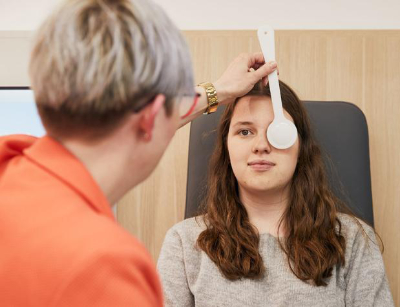 Tanja Natalizi beim Augentraining mit einem jungen Mädchen